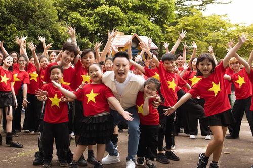 Ca sĩ Hoàng Bách ra mắt MV 'Yêu nụ cười Việt Nam'