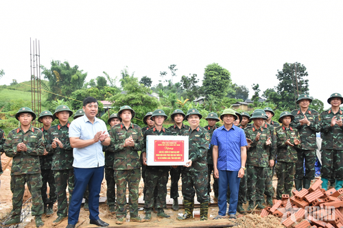 Thiếu tướng Bế Hải Triều kiểm tra tiến độ xây dựng nhà ở cho các hộ dân bị thiệt hại do thiên tai tại tỉnh Điện Biên