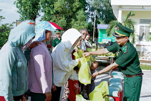 Đồn Biên phòng Vĩnh Hải tặng quà đồng bào Khmer nhân dịp Quốc khánh 2-9