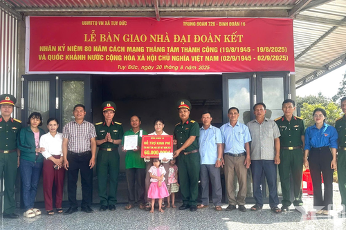Trung đoàn 726 bàn giao nhà 'Đại đoàn kết'
