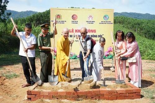 Khởi công xây dựng 'Ngôi nhà nghĩa tình đồng đội' và tặng quà cho bà con khó khăn ở Trà Tân