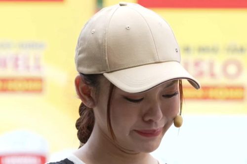Á hậu Mai Ngô bật khóc bộc bạch: 'Tôi từng lớn lên không có cha, thiếu tình cảm của một gia đình trọn vẹn'