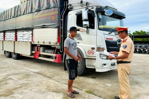 Phát hiện xe tải chở gần 30 tấn đường không rõ nguồn gốc