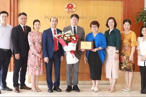 Bộ GD-ĐT tặng kỷ niệm chương Vì sự nghiệp giáo dục cho người nước ngoài