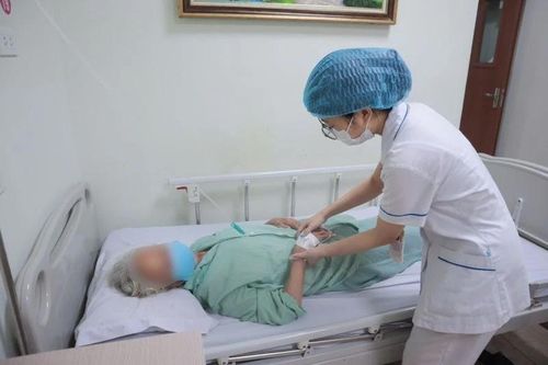 Điều trị thành công viêm túi mật cấp do sỏi ở cụ bà 90 tuổi