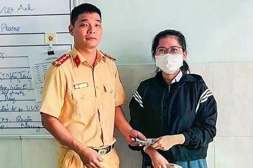 Cán bộ Công an tỉnh Khánh Hòa trao trả 50 triệu đồng cho người đánh rơi