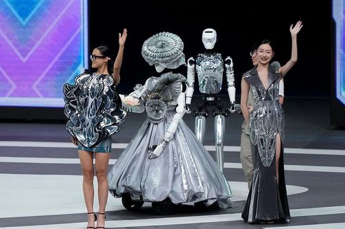 Robot hình người Trung Quốc lộ rõ khoảng cách thực tế