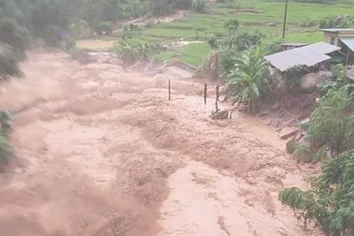 Lũ ống bất ngờ ở Thanh Hóa cuốn trôi hai mẹ con khi đang qua suối