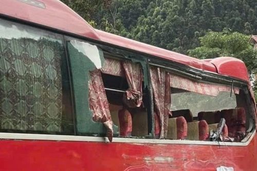 Hai xe khách đâm nhau khiến một hành khách tử vong