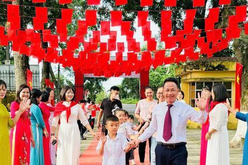 Học sinh lớp 1 ở Bắc Ninh hân hoan trong ngày đầu tới trường