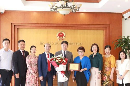 Bộ GD&ĐT tặng Kỷ niệm chương Vì sự nghiệp Giáo dục cho người nước ngoài