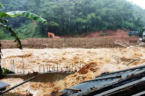 Lũ cuốn 2 mẹ con tại xã biên giới Thanh Hóa