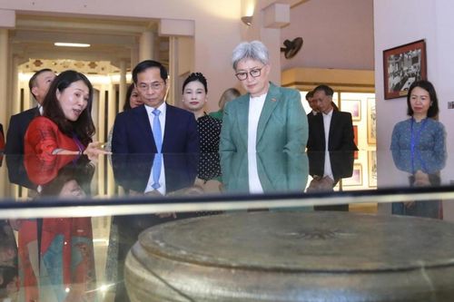Phó Thủ tướng, Bộ trưởng Ngoại giao Bùi Thanh Sơn và Bộ trưởng Ngoại giao Australia Penny Wong thăm Bảo tàng Lịch sử quốc gia