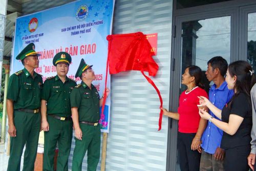 Khánh thành, bàn giao 4 nhà 'Đại đoàn kết' cho hộ nghèo trên biên giới