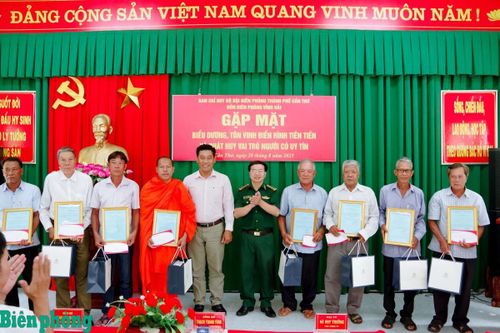 Phát huy vai trò người có uy tín, gương điển hình tiên tiến trong xây dựng, bảo vệ biên giới biển