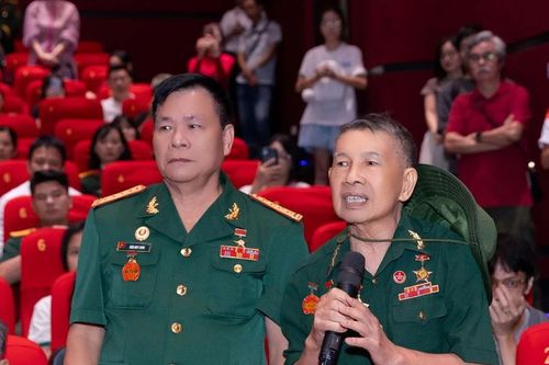 Mưa đỏ xứng đáng với những giọt nước mắt rơi xuống