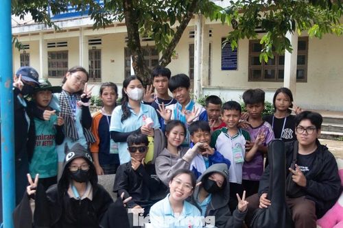 Bạn trẻ cõng 'Nắng ấm cho em' lên xã miền núi Trà Ka
