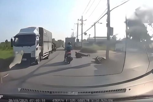 Xe tải rời hiện trường sau khi hất người đi xe máy ngã nhào xuống đường