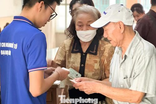 'Áo xanh' Đà Nẵng, Quảng Trị tình nguyện hỗ trợ đổi thẻ đảng viên