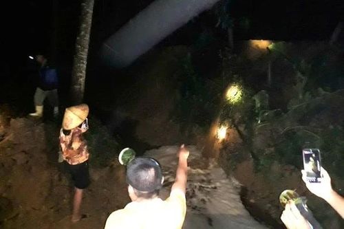 Đội mưa trong đêm bắt quả tang trang trại lợn xả thải