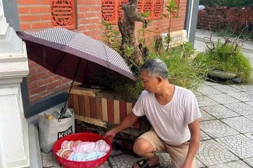 Hai bé sơ sinh đặt trong lồng bàn bị bỏ rơi trước cổng chùa ở Hà Nội