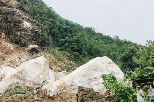 Sạt lở đất đá ở Lạng Sơn, di dời khẩn cấp 4 hộ dân