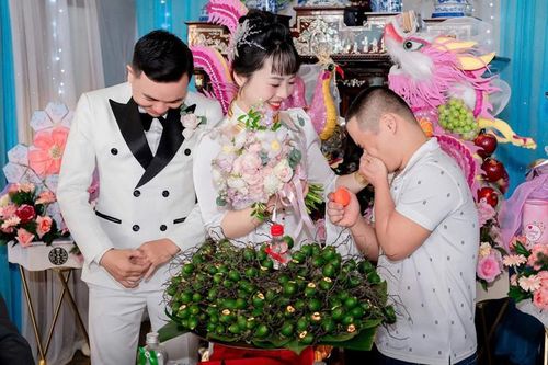 Cô dâu òa khóc khi anh trai bị bệnh Down tặng vàng cưới, dặn 'đừng rửa bát nhiều'