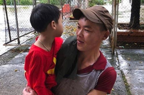 Bé trai khóc run trong mưa, hành động của nữ sinh và mảnh giấy để lại gây chú ý