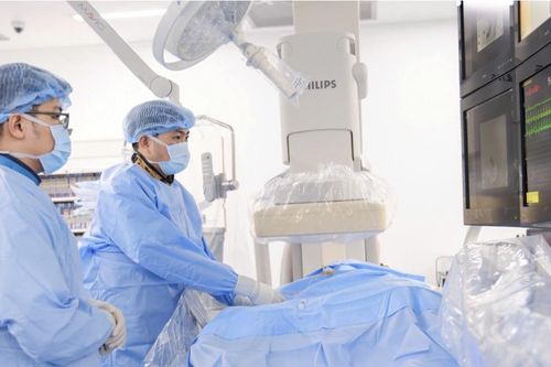 Bệnh viện FV cứu kịp thời bệnh nhân nước ngoài suýt mù vì bệnh lạ