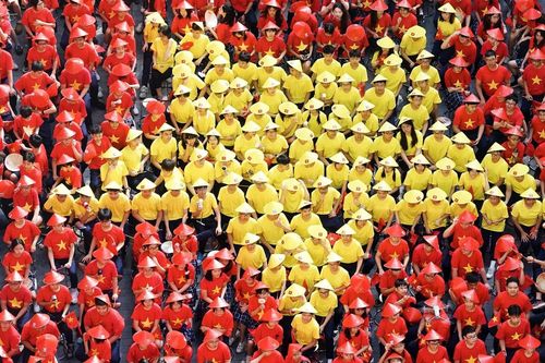 Hơn 2.000 cô trò Hà Nội xếp cờ Tổ quốc phủ đỏ sân trường