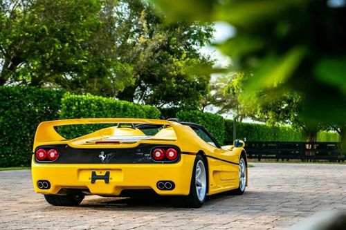 Siêu xe Ferrari F50 màu vàng cực hiếm vừa được bán với giá kỷ lục
