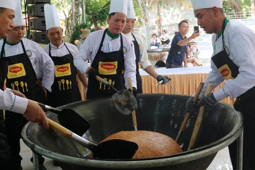 Xôi chiên phồng hạt điều khổng lồ đạt kỷ lục Việt Nam