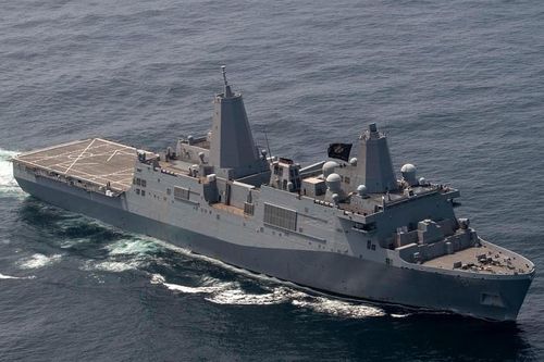 Tàu chiến Mỹ bốc cháy 'ngùn ngụt' ngoài khơi Okinawa, Nhật Bản