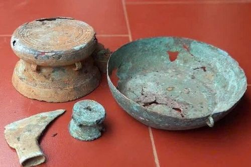 Người dân tặng cổ vật quý từ thời Hùng Vương cho bảo tàng