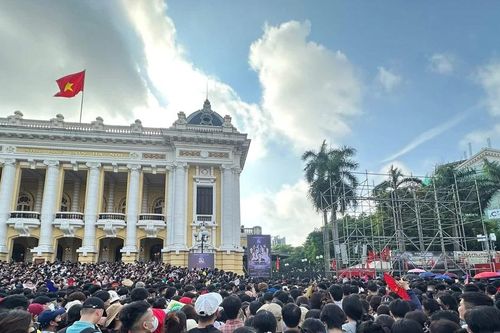 Show Việt Nam trong tôi: Nhà hát lớn đông nghịt người chờ phát vé miễn phí