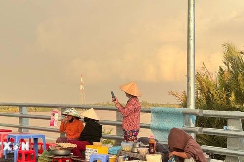 Cần Thơ: Người dân vượt rào chắn đi lại trên cầu Đại Ngãi 2 dù cầu chưa hoàn thành