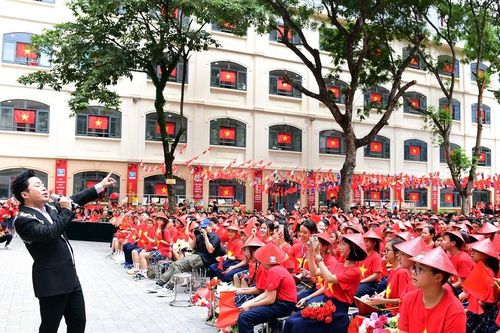 Ca sỹ Tùng Dương, NSND Thu Huyền tiếp thêm tình yêu đất nước đến học sinh Hà Nội