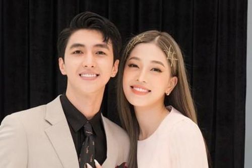 Á hậu Phương Nga lộ vòng hai lùm lùm khi chăm chồng nằm viện, nghi vấn có 'tin vui'