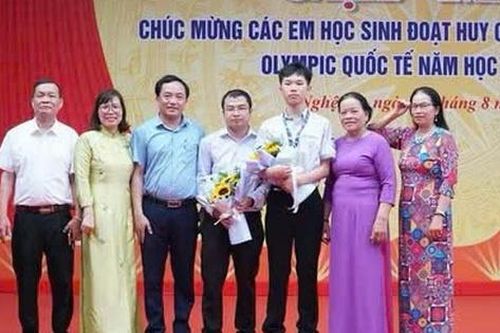 Nghệ An khen thưởng gần 260 triệu đồng cho nam sinh đạt 2 Huy chương Vàng Vật lý