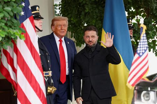 Lộ diện nhà thiết kế 'bùa may mắn' giúp ông Zelensky ghi điểm trước ông Trump