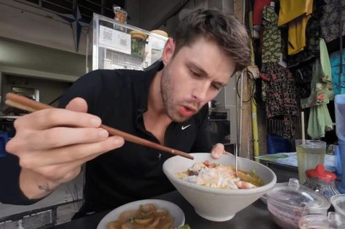 Món bún lạ khiến khách Tây mê mẩn, vừa ăn vừa xuýt xoa khen ngon