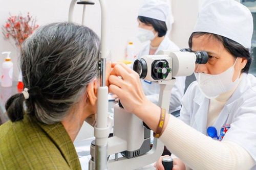 Đi khám mắt, người phụ nữ tá hỏa khi phát hiện 6 'sinh vật sống bám trên lông mi