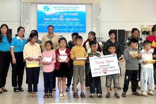 Nhiều phần quà đến với học sinh có hoàn cảnh khó khăn tỉnh Lâm Đồng