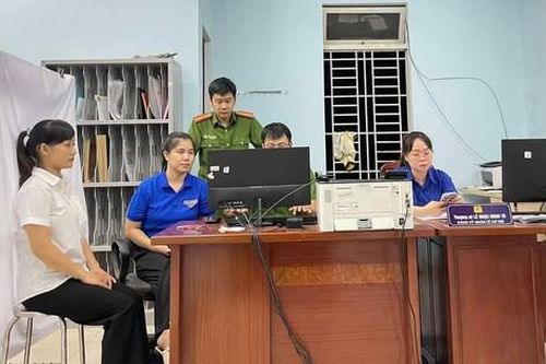 Khi đoàn viên trở thành 'cầu nối' trong thủ tục cấp đổi thẻ đảng