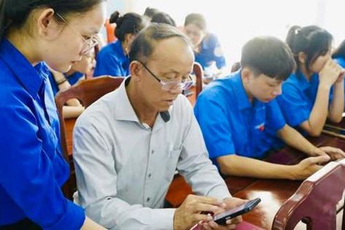 Tuổi trẻ TP Huế mang công nghệ 'đi từng ngõ, gõ từng nhà' hỗ trợ người dân