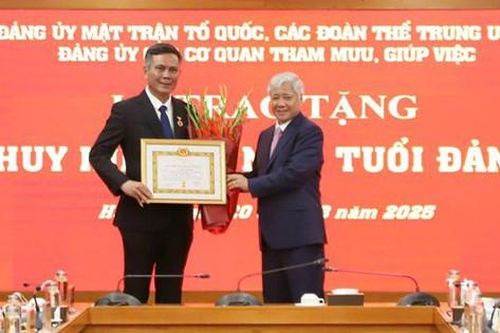 Trao Huy hiệu 30 năm tuổi Đảng cho Phó Bí thư Đảng ủy MTTQ, các đoàn thể Trung ương Trần Thắng