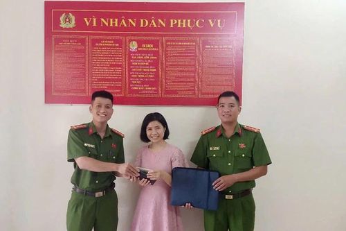 Nhặt được túi xách, 2 cán bộ công an xã Hoằng Hóa trả lại cho người đánh rơi