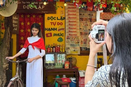 Xu hướng check-in rực rỡ cờ đỏ sao vàng 'gây sốt' tại Thanh Hóa
