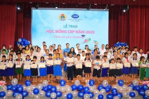 Tổ chức Tài chính vi mô CEP chi nhánh Long Xuyên trao 127 suất học bổng, quà học tập cho học sinh nghèo hiếu học