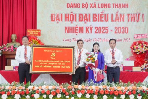 Phó Chủ tịch Thường trực HĐND tỉnh An Giang Lê Hồng Thắm dự Đại hội Đảng bộ xã Long Thạnh